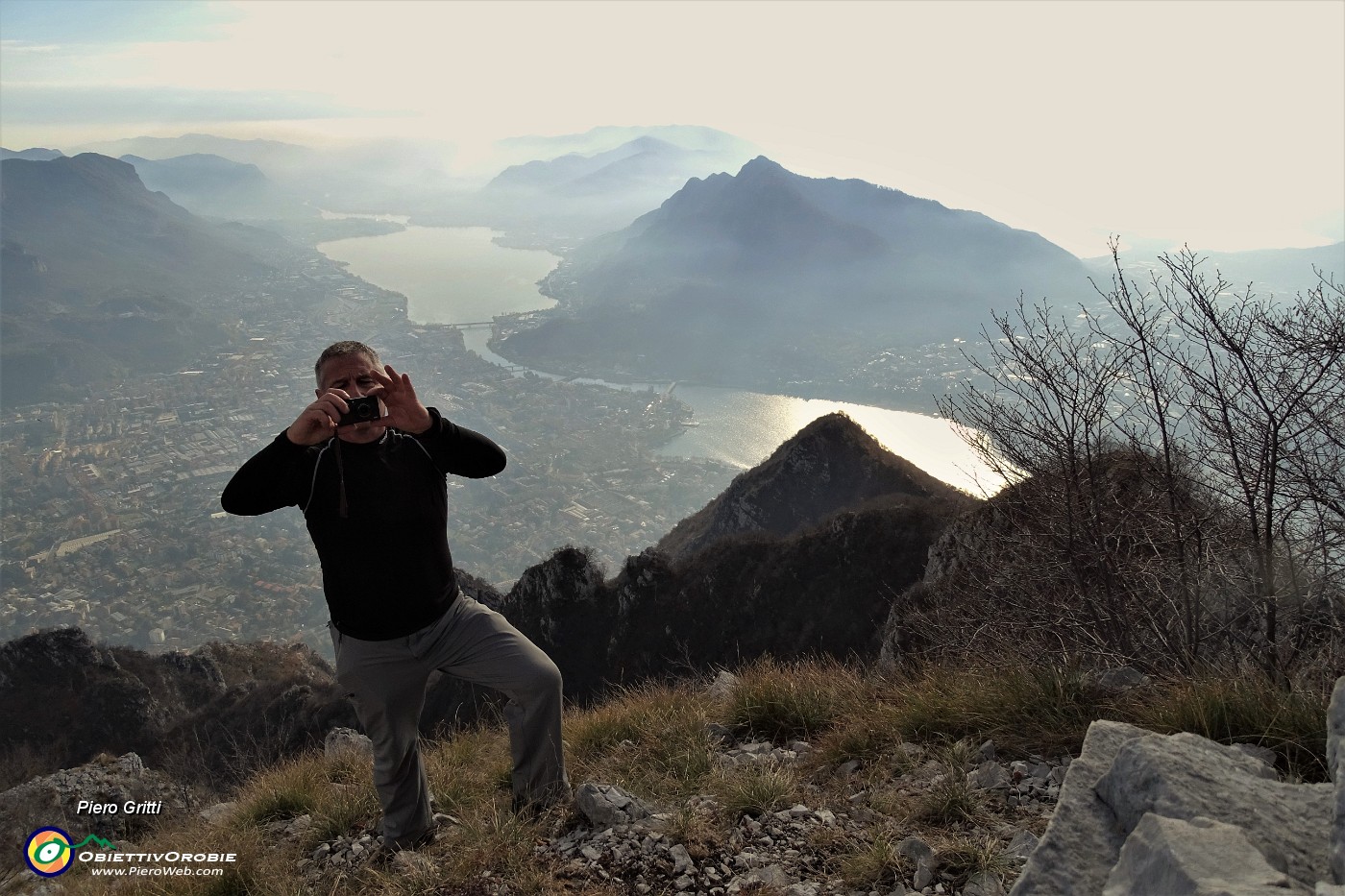 79 Fotografando con alle spalle Leccco, laghi e monti.JPG